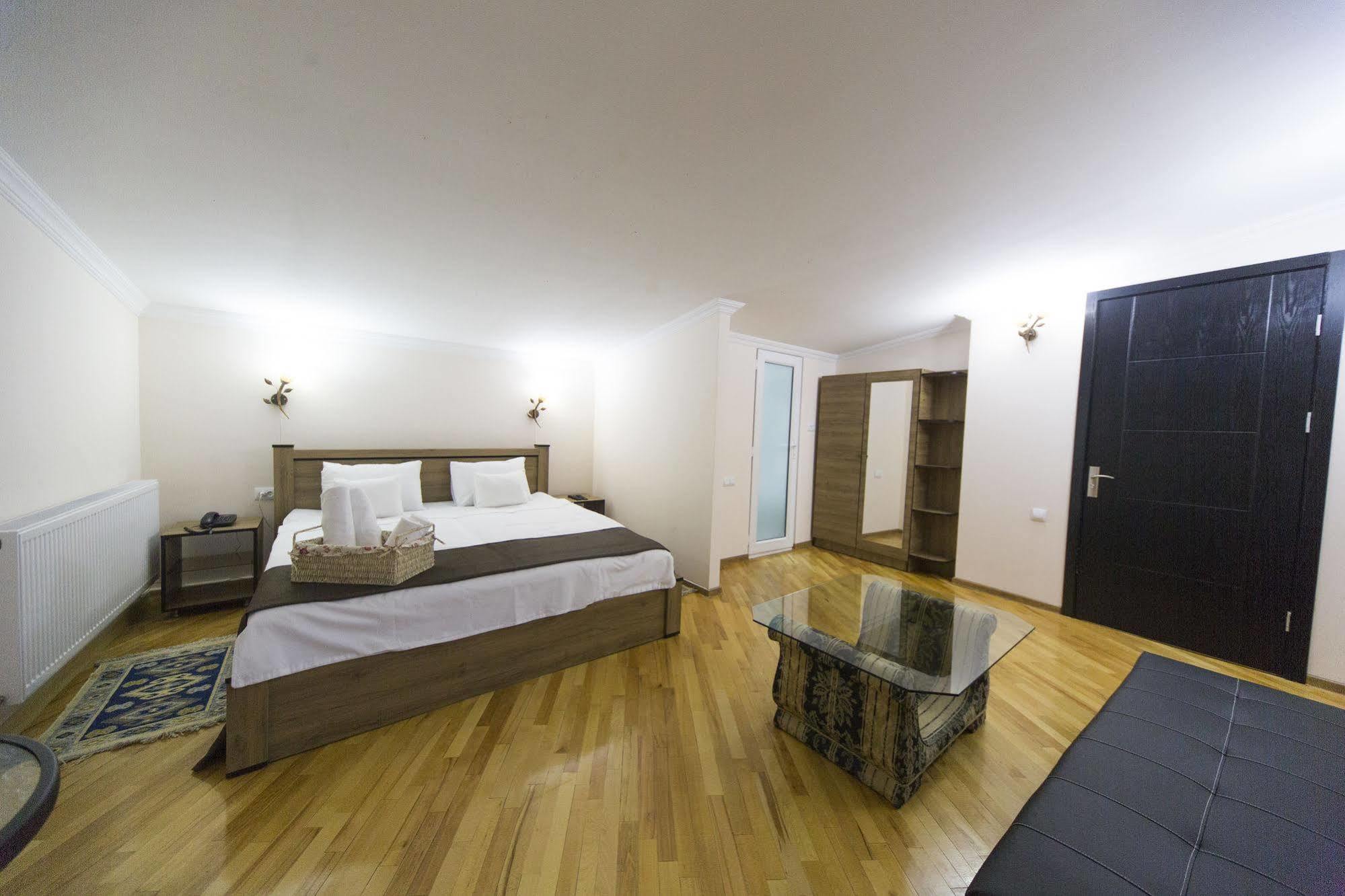 Log Inn Boutique Hotel Τυφλίδα Εξωτερικό φωτογραφία