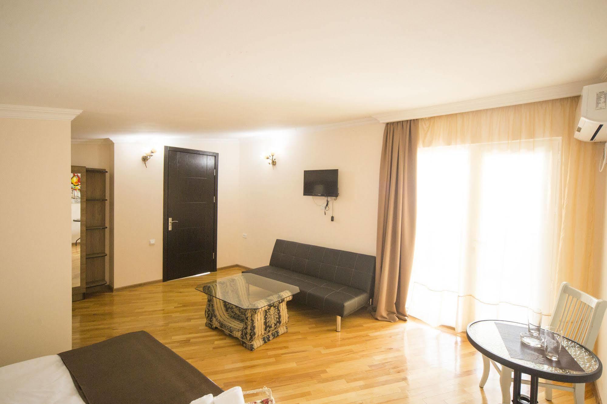 Log Inn Boutique Hotel Τυφλίδα Εξωτερικό φωτογραφία
