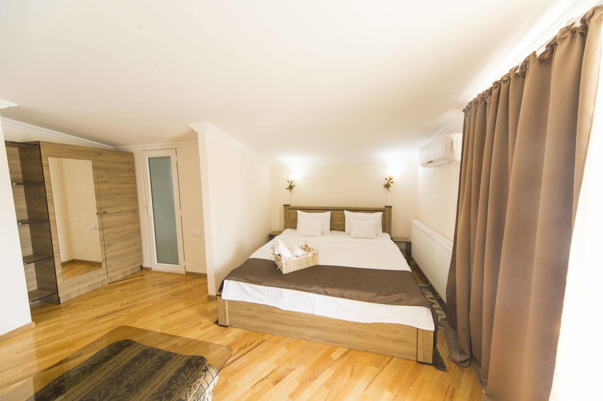 Log Inn Boutique Hotel Τυφλίδα Εξωτερικό φωτογραφία