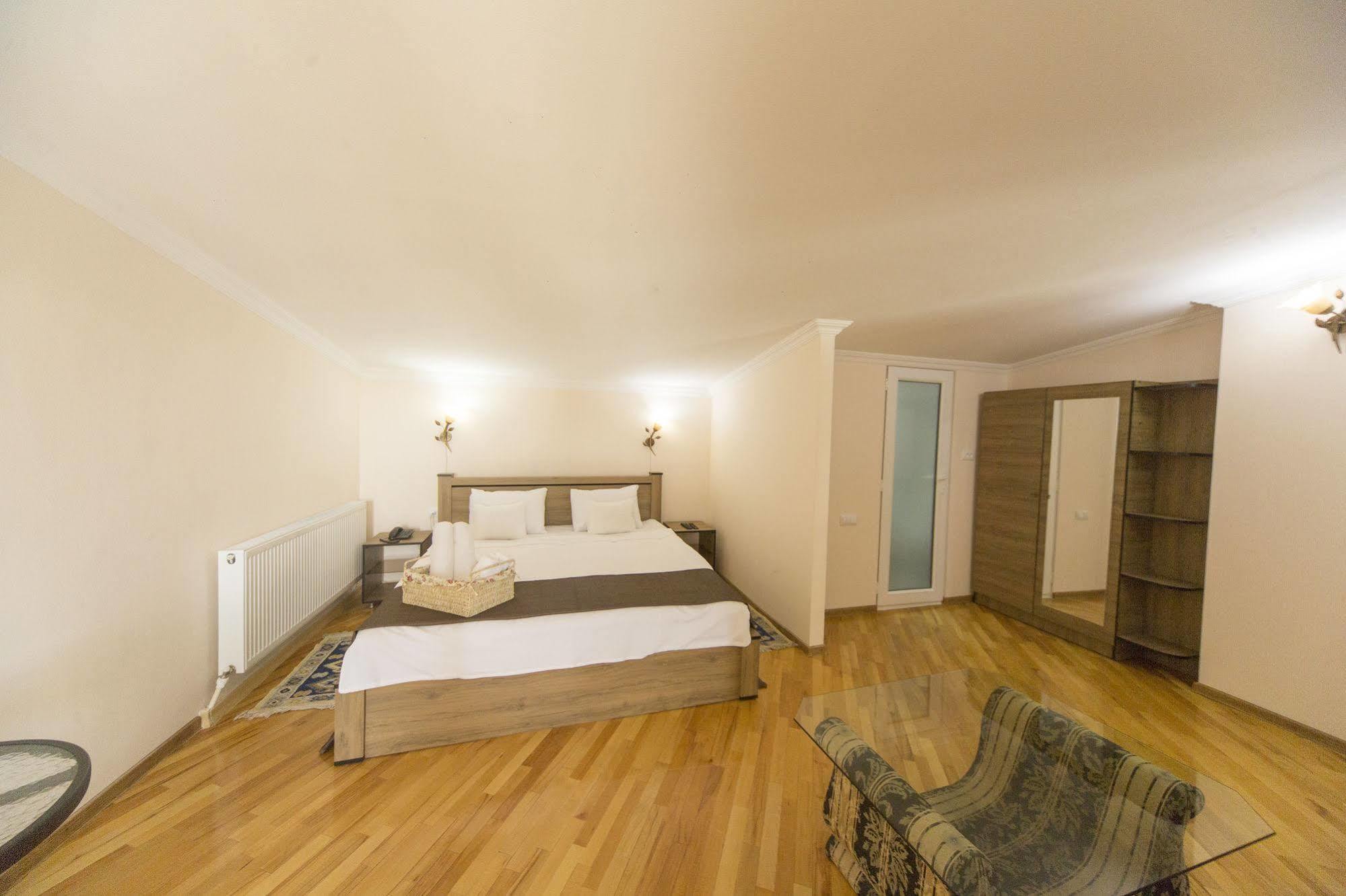 Log Inn Boutique Hotel Τυφλίδα Εξωτερικό φωτογραφία